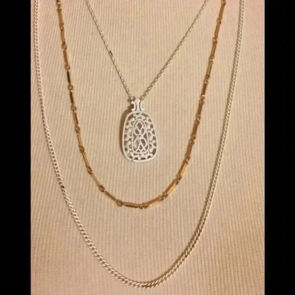 White and gold vintage necklace - Picture 3 of 8